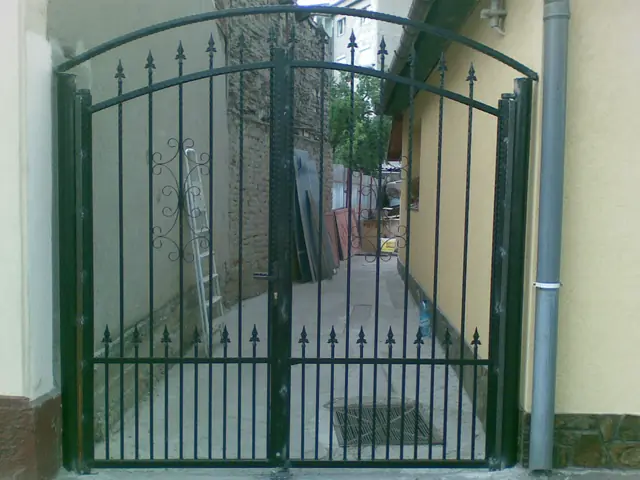 Wrought iron metal gate made by FEROX, project 9