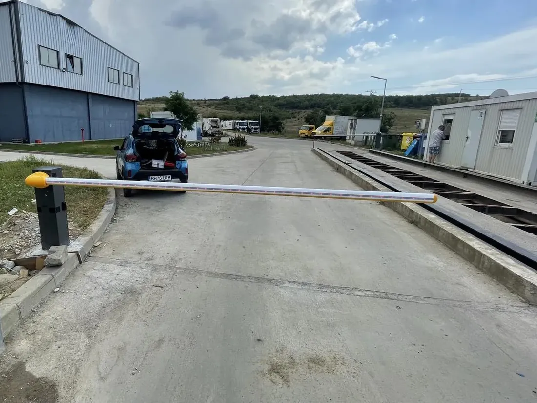 A FEROX által szerelt automata sorompó egy Bihar megyei ipari telephelyen